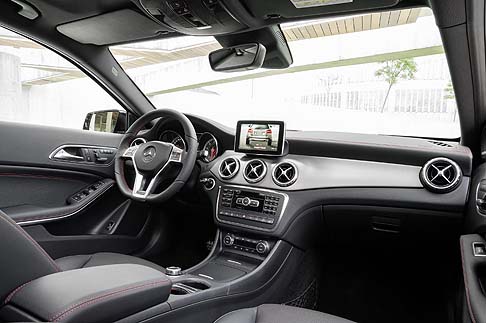 Mercedes-Benz - Interni vettura della Mercedes GLA, il cui lancio commerciale è previsto a partire dal 2014, parteciperà in veste di premiere al prossimo Salone di Francoforte width=