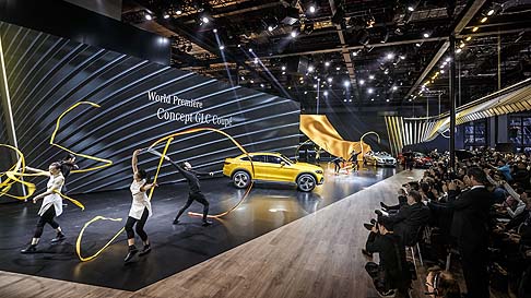 Mercedes-Benz - I cerchi da 21 pollici a filo della carrozzeria abbinati a pneumatici voluminosi e l’altezza dal suolo sottolineano il carattere offroad della vettura.  width=
