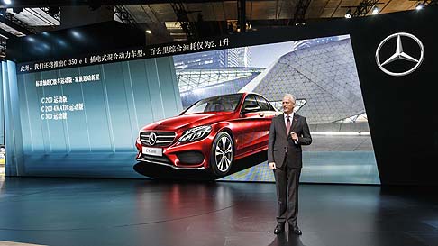 Mercedes-Benz - In coda risaltano i quattro terminali di scarico lucidi in acciaio legato, alloggiati a coppie sopra l’A-Wing.  width=