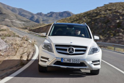 Mercedes - Lo stile coniuga elementi da offroad abbinati a soluzioni mutuate dal nuovo linguaggio formale dalle nuove berline del brand. Inserti rinnovati, materiali pregiati e i nuovi sistemi di Infotainment assicurano il massimo piacere di guida. width=