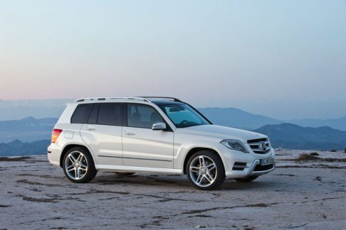 Mercedes - In dettaglio, la carrozzeria sfoggia linee decise, ampie superfici piane, montanti del tetto snelli, parabrezza spiovente e linea del tetto marcata. width=