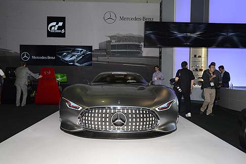 Mercedes-Benz - Ali di gabbiano e forme avveniristiche per la show car del Salone di Los Angeles Mercedes AMG Vision Granturismo, nata da un progetto che ha coinvolto i designer Mercedes-Benz dedicato al nuovo capitolo della saga creata per PlayStation 3.  width=