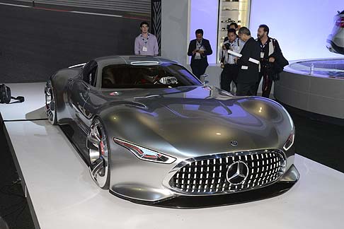 Mercedes-Benz - Le proporzioni tipiche delle sportive del marchio vengono reinterpretate. Il lungo cofano motore si inserisce armoniosamente nell’abitacolo. width=