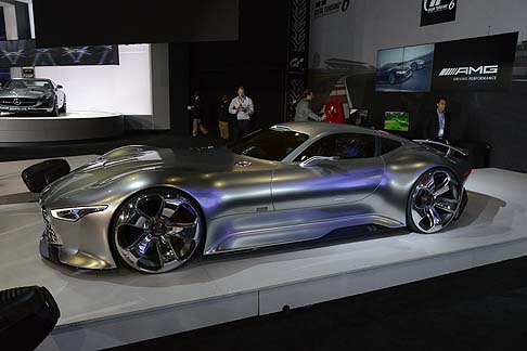 Mercedes-Benz - I profili inferiori della vettura illuminati in rosso la rendono ancora più sportiva. Inoltre, la calandra del radiatore reinterpreta l’ampia griglia delle sportive Mercedes-Benz con Stella centrale. width=