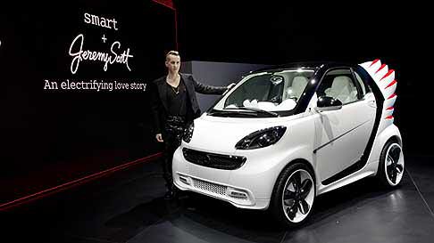 Mercedes-Benz - Spazio alla creatività, infine, con la Smart forjeremy che spicca, letteralmente, il volo con le ali disegnate dal noto stilista Jeremy Scott. width=