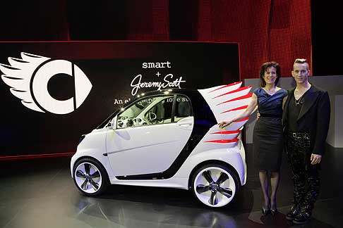 Mercedes-Benz - Lussuosi gli interni, dove domina il colore bianco esaltato da dettagli cromati,in continuità con le caratteristiche esterne. width=