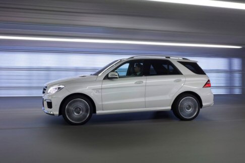 Mercedes-benz - Il restyling del SUV segue il nuovo orientamento stilistico della Casa, già inaugurato sui modelli più recenti del brand tedesco. width=