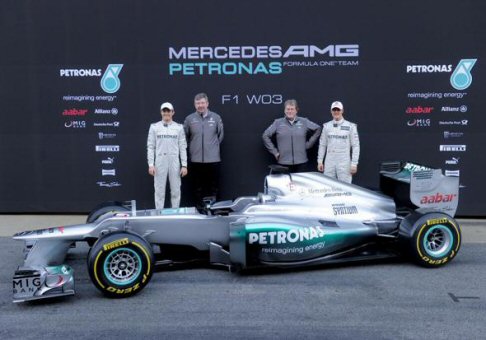 Mercedes - La nuova Mercedes non offre grandi novità estetiche, limitate al muso rialzato, elemento in comune altri team, mentre le linee appaiono più fluide rispetto alla Rossa di Maranello. width=