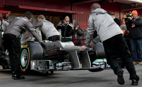 Mercedes - Intanto nei test mattutini Vettel domina ed ottiene il miglior tempo nel secondo test pre-stagionale a Barcellona, girando in 1’23”343 davanti alla Force India di Hulkenberg. width=