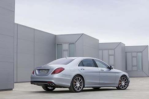 Mercedes-Benz - La vettura si caratterizza per la fusione di forme sensuali, architettura classica e silhouette filante, conservando lo stile tipico del brand mercedes, ma con i tratti distintivi del marchio AMG. width=