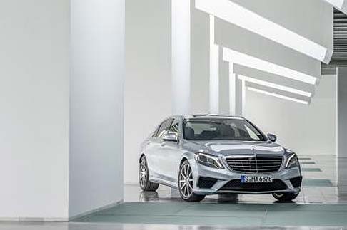 Mercedes-Benz - A caratterizzare la coda provvedono l'inserto diffusore nero con listello cromato color argento e i due doppi terminali cromati dell'impianto di scarico sportivo AMG con valvole di scarico. width=