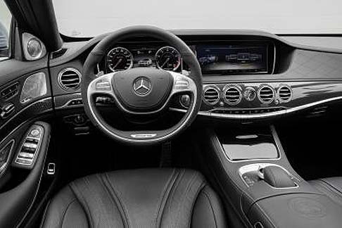 Mercedes-Benz - Il volante sportivo AMG con corona dal profilo marcato, pelle traforata sull'impugnatura e comandi del cambio in alluminio, permette un controllo perfetto della vettura.  width=