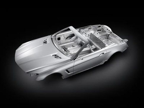 Mercedes - I tecnici tedeschi hanno sviluppato anche il sistema Magic Vision Contol, che permette di pulire il parabrezza senza limitare la visibilità. width=