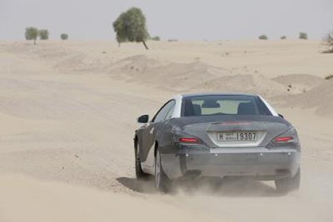 Mercedes - A bordo troviamo anche il FrontBass, un nuovo sistema audio, di serie su tutte le versioni della SL Roadster. width=