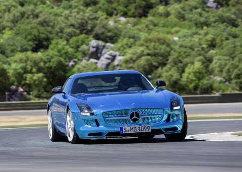 Mercedes - Ogni motore raggiunge un regime massimo di 13.000 giri/min e aziona una sola delle quattro ruote per mezzo di un sistema di trasmissione con un differenziale su ciascun asse.  width=