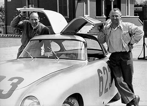 Mercedes-Benz - In dettaglio, il 16 maggio la nuova Classe S saluterà la partenza della Mille Miglia dal Teatro Grande di Brescia, insieme alla Mercedes-Benz 220 SE (W 111) che partecipò nel 1961. width=
