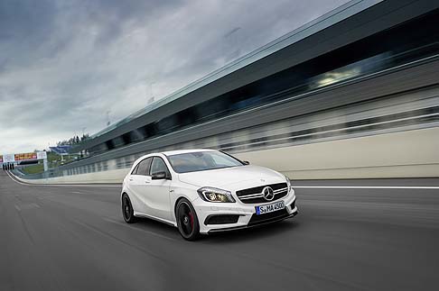 Mercedes-Benz - Per alimentare la leggenda di questa storica competizione, Mercedes-Benz Classic pubblicherà quotidianamente filmati aggiornati sulla pagina Internet. width=
