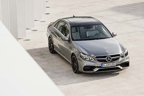 Mercedes-Benz - Lungo il percorso 70 selezionati Clienti avranno l’opportunità di guidare alcune Dreamcars della Stella.  width=