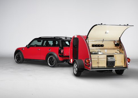 Mini - MINI ha infatti annunciato il suo ingresso nel settore dei produttori di equipaggiamento da camping, offrendo una roulotte arredata in uno stile lussuoso con due posti letto e una tenda Roof Top per due persone. width=