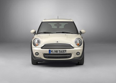 Mini - Il modello d’ingresso è la MINI One Clubvan, equipaggiata con il motore da 1.600 cm3 con comando valvole variabile. L’unità eroga 98 CV di potenza, permettendo di accelerare da 0 a 100 km/h in 11,1 secondi. width=