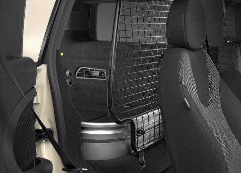 Mini - Le tonalità in catalogo sono quattro: Pepper White ed Ice Blue, British Racing Green metallizzato e Midnight Black metallizzato. width=