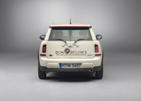 Mini - La MINI Clubvan è equipaggiata di serie con sedili neri rivestiti in stoffa Cosmos, interni neri e modanature interne nella variante Fine White Silver. Tra gli optional vengono offerti luci allo xeno, sedi nere dei proiettori, Adaptive Light Control. width=