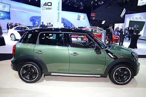 Mini - Stilisticamente, la vettura offre quattro porte e un ampio cofano posteriore, forma specifica del tetto e interpretazione delle proporzioni e degli stilemi del brand.  width=