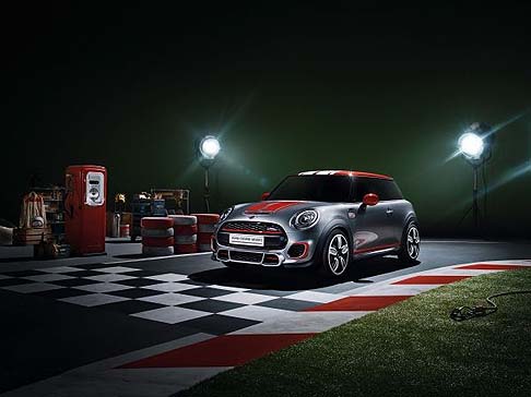 Mini - Dopo l’arrivo sul mercato del restyling di Mini, ecco pronta per gli amanti della guida più sportiva la MINI John Cooper Works Concept. width=