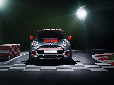 Mini - Il kit aerodinamico prevede l’offerta di un nuovo paraurti,nuove luci a led, minigonne e un alettone stile racing. width=