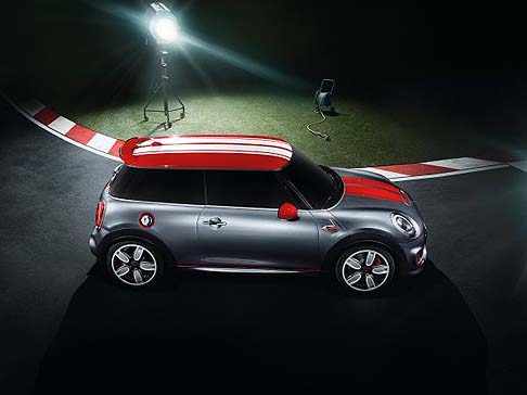 Mini - Per sottolineare ulteriormente il carattere dinamico la vettura indossa la tonalità Bright Highways Grey. width=