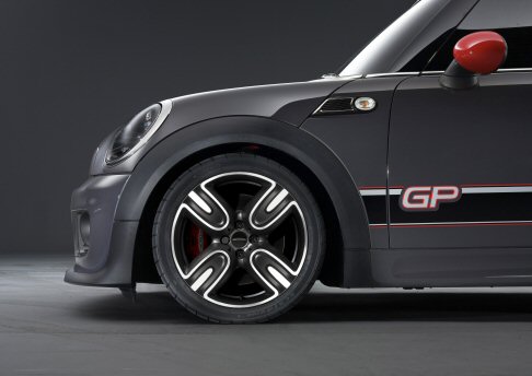 Mini - I dati ufficiali indicano prestazioni straordinarie: la MINI John Cooper Works GP ha percorso il noto circuito tedesco circuito in 8,23 minuti. width=