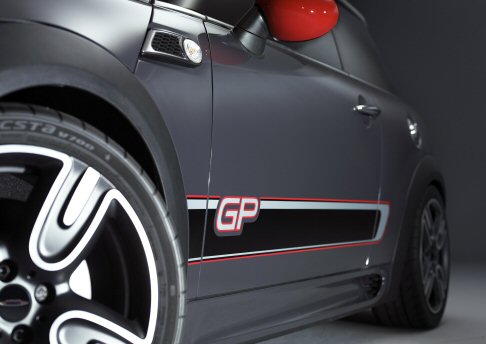 Mini - La denominazione GP ne sottolinea le doti estreme, che espirmono il loro massimo potenziale sull’ex circuito di Gran Premio Nürburgring- Nordschleife, il più impegnativo in assoluto. width=