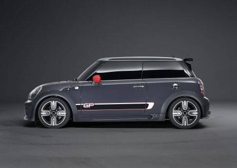 Mini - Erede della MINI Cooper S con John Cooper Works GP Kit, presentata nel 2006,l’inedita MINI John Cooper Works GP ne rappresenta la fedele evoluzione in fatto di prestazioni, ora più brillanti. width=