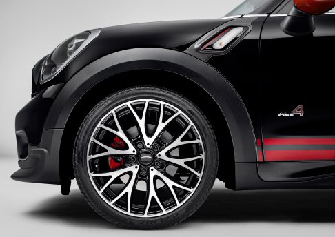 Mini - La trazione integrale ALL4 distribuisce la coppia motrice tra l’asse anteriore e l’asse posteriore attraverso un differenziale centrale azionato elettromagneticamente. width=