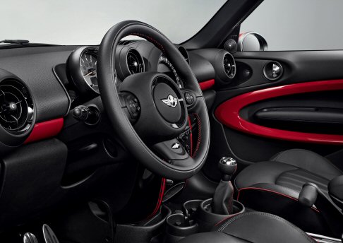 Mini - La MINI John Cooper Works Paceman accelera da 0 a 100 km/h in solo 6,9 secondi. Nel ciclo di prova combinato i consumi sono pari a 7,4 litri di carburante per 100 km. width=