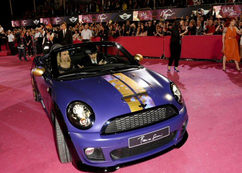 Mini - Red carpet e tanto glamour per la special edition Mini Life Ball, guest star al celebre evento di beneficenza organizzato per aiutare i malati di HIV. width=