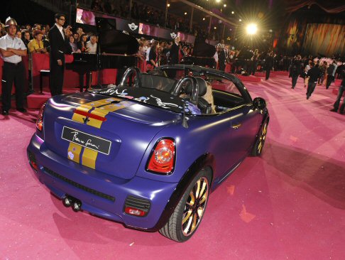 Mini - L’edizione 2012 del Life Ball 2012, che si è svolta al Municipio di Vienna, è stata incentrata sul tema del fuoco con il motto “Contro le fiamme dell'ignoranza”. width=
