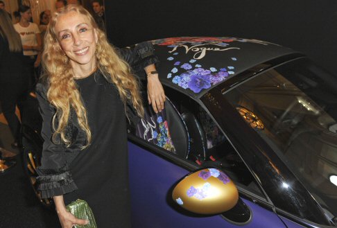 Mini - Il concetto dietro la personalizzazione MINI si ispira alle donne belle ed eleganti che in passato erano soliti indossare una sciarpa avvolta intorno alla testa quando si guida una decappottabile”, spiega Franca Sozzani. width=