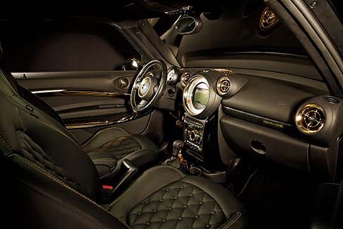 Mini - Fin dall’inizio della collaborazione nel 2001, tra BMW e Life Ball, tredici modelli unici di MINI sono stati realizzati, riuscendo ad ottenere dalle vendite all’asta oltre mezzo milione di euro. width=