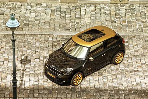 Mini - Oltre a Roberto Cavalli, noti designer internazionali hanno partecipato attraverso la realizzazione di una Mini dedicata all’evento, tra i quali Dean e Dan Caten di DSQUARED2, Renzo Rosso di Diesel e Donatella Versace. width=