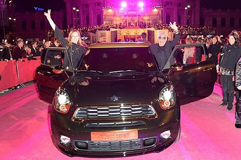 Mini - La guest star Mini Life Ball 2013 è apparsa alla fine della parata in costume che ha preceduto l’inizio dello show nella piazza del Comune di Vienna. width=