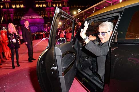 Mini - Con lo stilista al volante e sua moglie Eva Cavalli accanto, la vettura si è presentata in una veste inedita e realizzata secondo il concetto di stile della nota griffe italiana.  width=