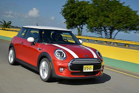 Mini - Il tipico drive-to-fun e lo stile all-british sono gli ingredienti principali delle vetture a marchio Mini, che ritroveremo tra le partecipanti al prossimo Salone di Los Angeles, kermesse dedicata alle proposte del settore auto. width=
