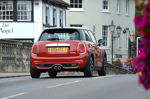 Mini - Nel mercato automobilistico statunitense, il nuovo modello sarà disponibile nelle opzioni MINI Cooper 5 porte e MINI Cooper S 5 porte. width=