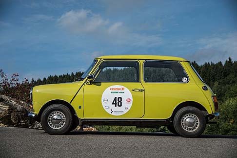 Mini - Il dodicesimo Creme 21 Youngtimer Rally di Spa vede tra le indiscusse protagoniste un’auto storica come la classica Mini Mark III del BMW Group Classic, che si distingue per il suo look giallo Citron e per la storia televisiva. width=
