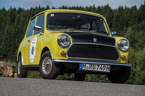 Mini - La Mini che partecipa al Rally fu costruita nel 1974, ma sono stati gli Anni Novanta a consegnarla alla memoria collettiva come protagonista nella serie Mr. Bean. width=