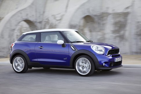 Mini - Nel profilo le linee appaiono slanciate e insieme alle superfici bombate, trasmettono un’immagine di eleganza sportiva. Il tetto scende dolcemente verso la coda e sfocia nell’abitacolo. width=