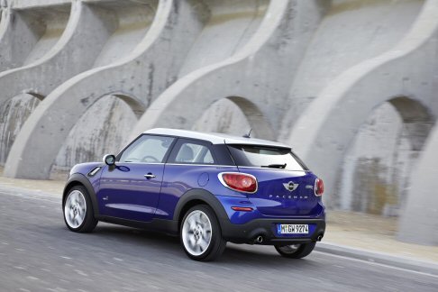 Mini - Il settimo modello della famiglia MINI si riconosce per lo stile innovativo. Equipaggiata con due porte, un grande bagagliaio e due sedili separati nella zona posteriore, la MINI Paceman sfoggia un nuovo look anche a bordo. width=