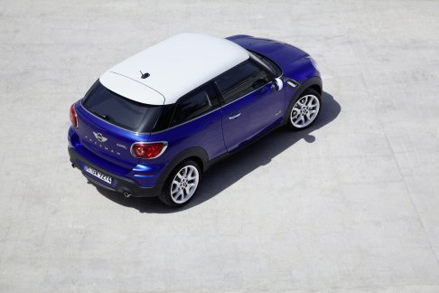 Mini - La tecnologia MINIMALISM è montata di serie su tutti i modelli e comprende la Brake Energy Regeneration, nelle vetture a cambio manuale l’indicatore del punto ottimale di cambiata e la funzione Automatic Start/Stop. width=
