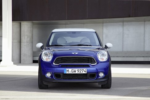 Mini - La scocca ad alta resistenza torsionale della MINI Paceman contribuisce sia all’agilità di handling sia alla sicurezza passiva della vettura. width=